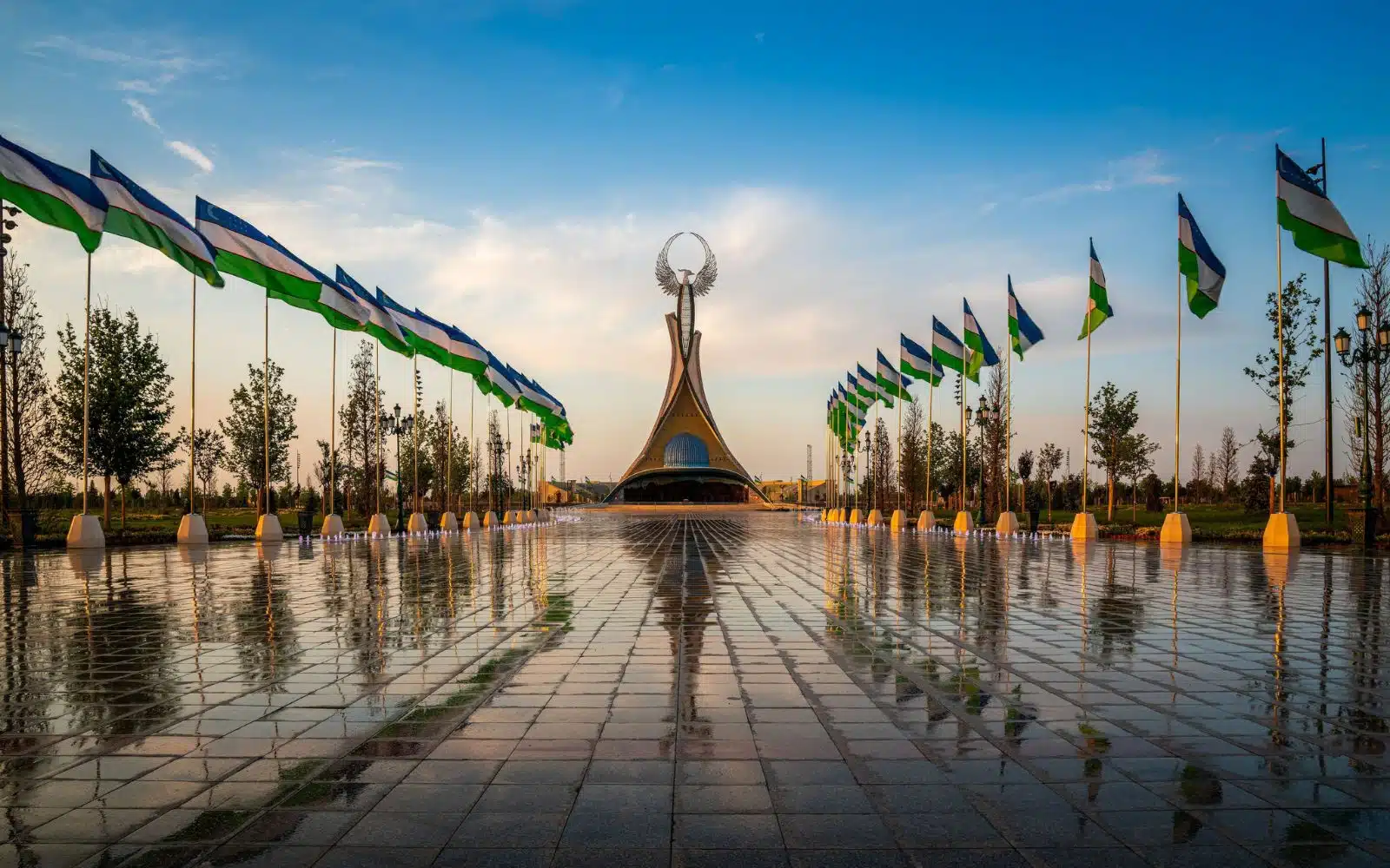 Monument de l'Indépendance en forme de stèle avec un oiseau Humo